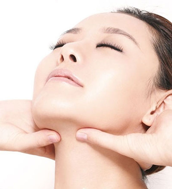 Vùng da cằm, cổ cũng cần được chị em chăm sóc nhiều hơn nữa