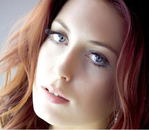 Một đôi mắt đẹp không có nhiều mỡ phồng to, da thừa