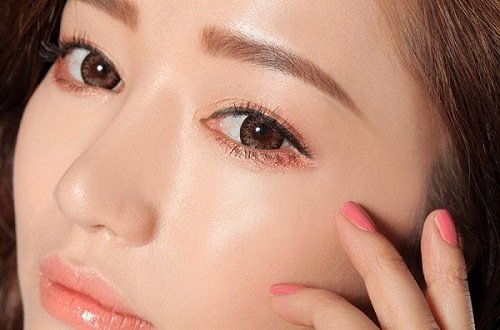 Phun bột tán lông mày tạo dáng lông mày đẹp
